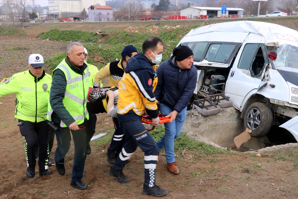 GÜNCELLEME – Amasya'da tarım işçilerini taşıyan minibüs devrildi, 19 kişi yaralandı