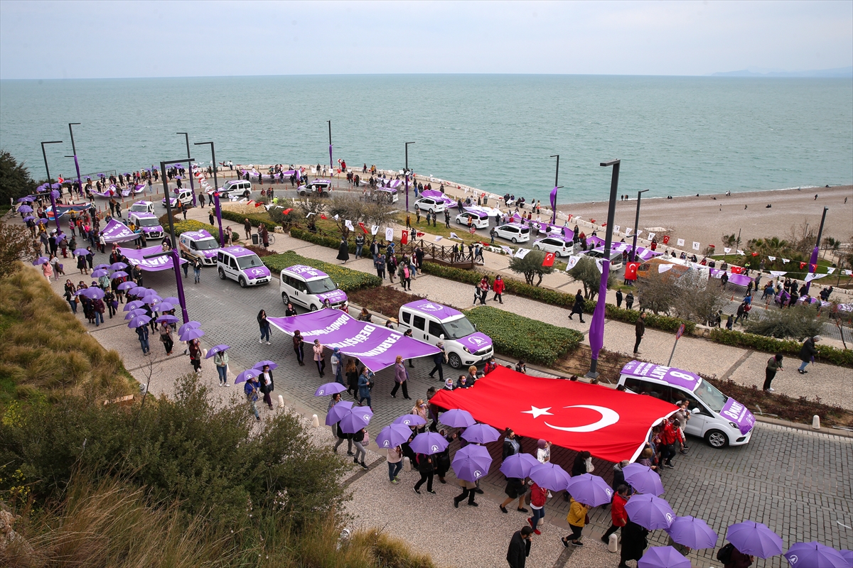 Antalya'da binlerce kişi kadına şiddete karşı “mor şemsiye” ile yürüdü