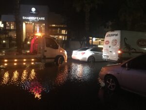 - Kent merkezindeki bir otelin otoparkının asma tavanı çöktü, su