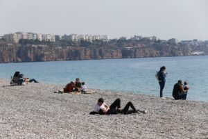 ANTALYA (AA) – Hava sıcaklığının 21 derece ölçüldüğü Antalya'da, turistler
