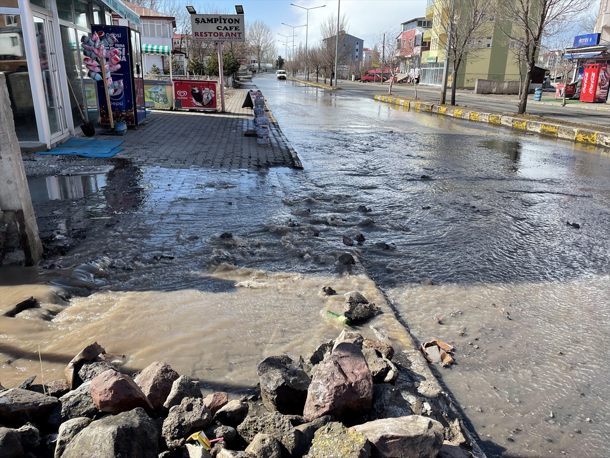 Ardahan'da eriyen kar bazı yolları suyla kapladı