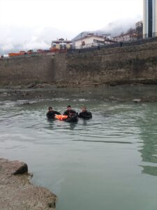 ARTVİN (AA) – Artvin'de tırın Çoruh Nehri'ne düştüğü kazada sürücü