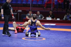 - Erkekler serbest stilde milli güreşçiler Taha Akgül, Süleyman Atlı