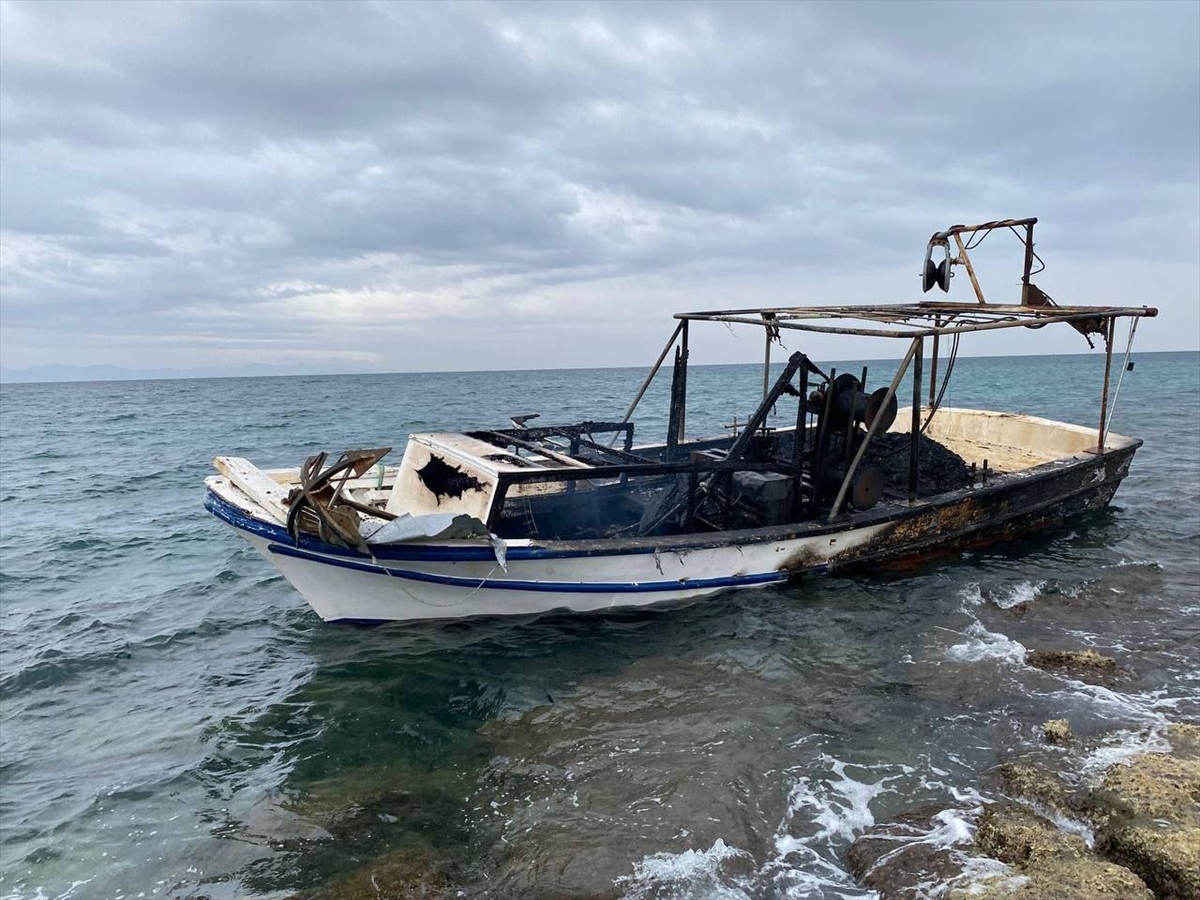 Aydın'da yanan balıkçı teknesinin kaptanını Sahil Güvenlik kurtardı
