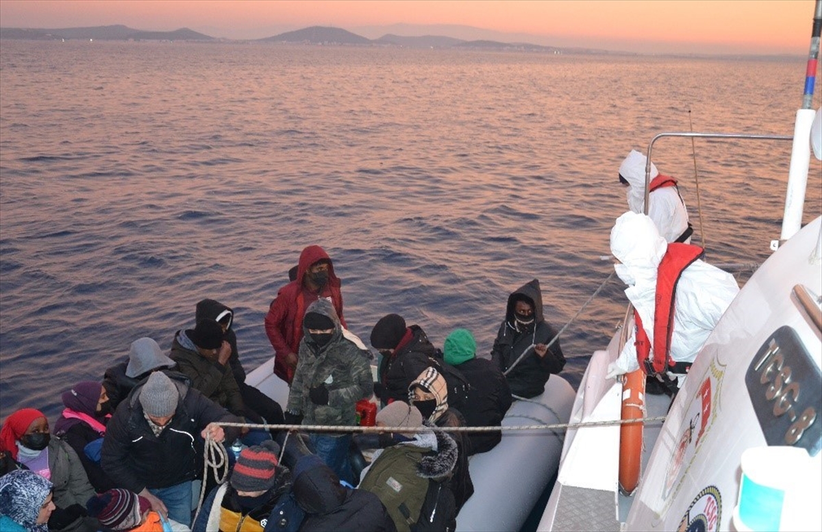 Balıkesir'de Türk kara sularına itilen 26 düzensiz göçmen kurtarıldı