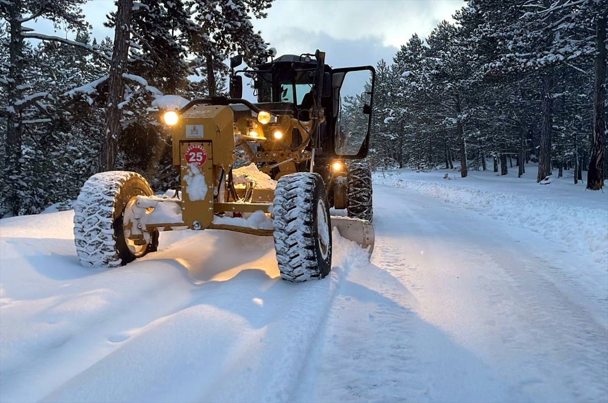 Bartın, Sakarya ve Karabük'te kardan kapanan 128 köy yolu ulaşıma açıldı