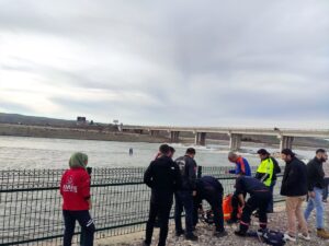 BATMAN (AA) – Batman Çayı'nda mahsur kalan 2 kişiyi ekipler