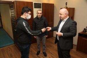 KOCAELİ (AA) – Kocaeli'nin Darıca ilçesinde belediye işçisinin parkta bulduğu,