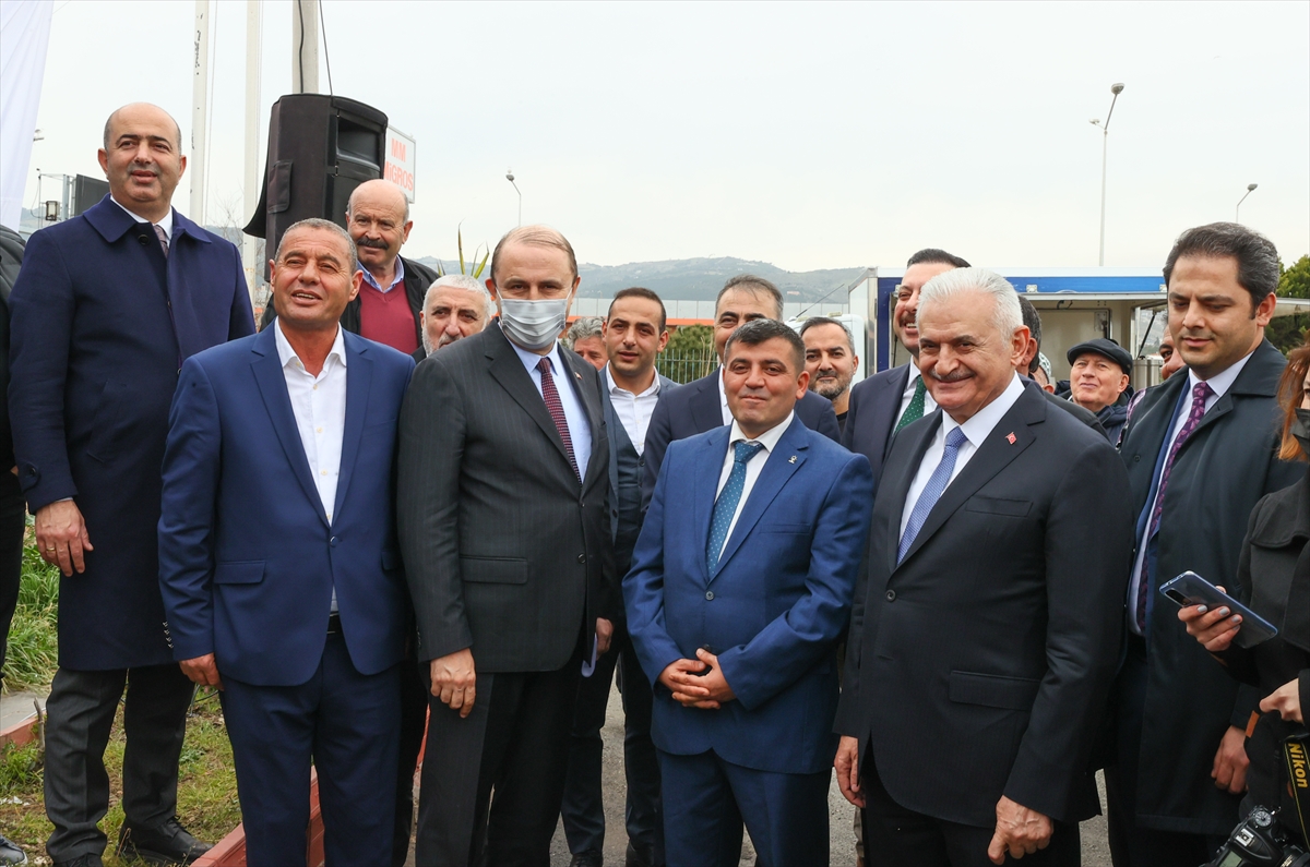 Binali Yıldırım İzmir'de balıkçı barınağını ziyaret etti