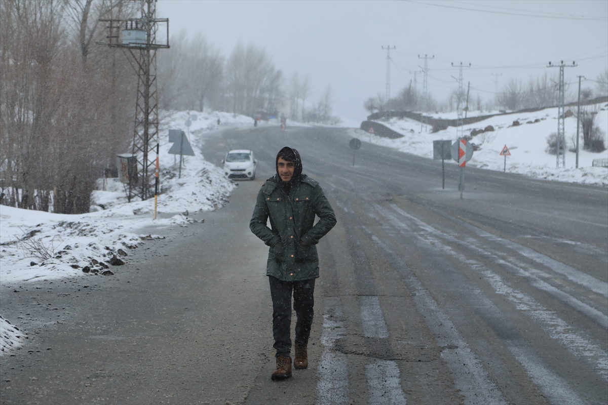 Bingöl-Erzurum kara yolunda kar yağışı ve sis ulaşımı olumsuz etkiledi