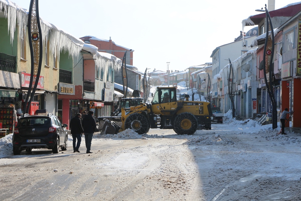 Bingöl Karlıova'da kar temizleme çalışması için tüm ekipler seferber