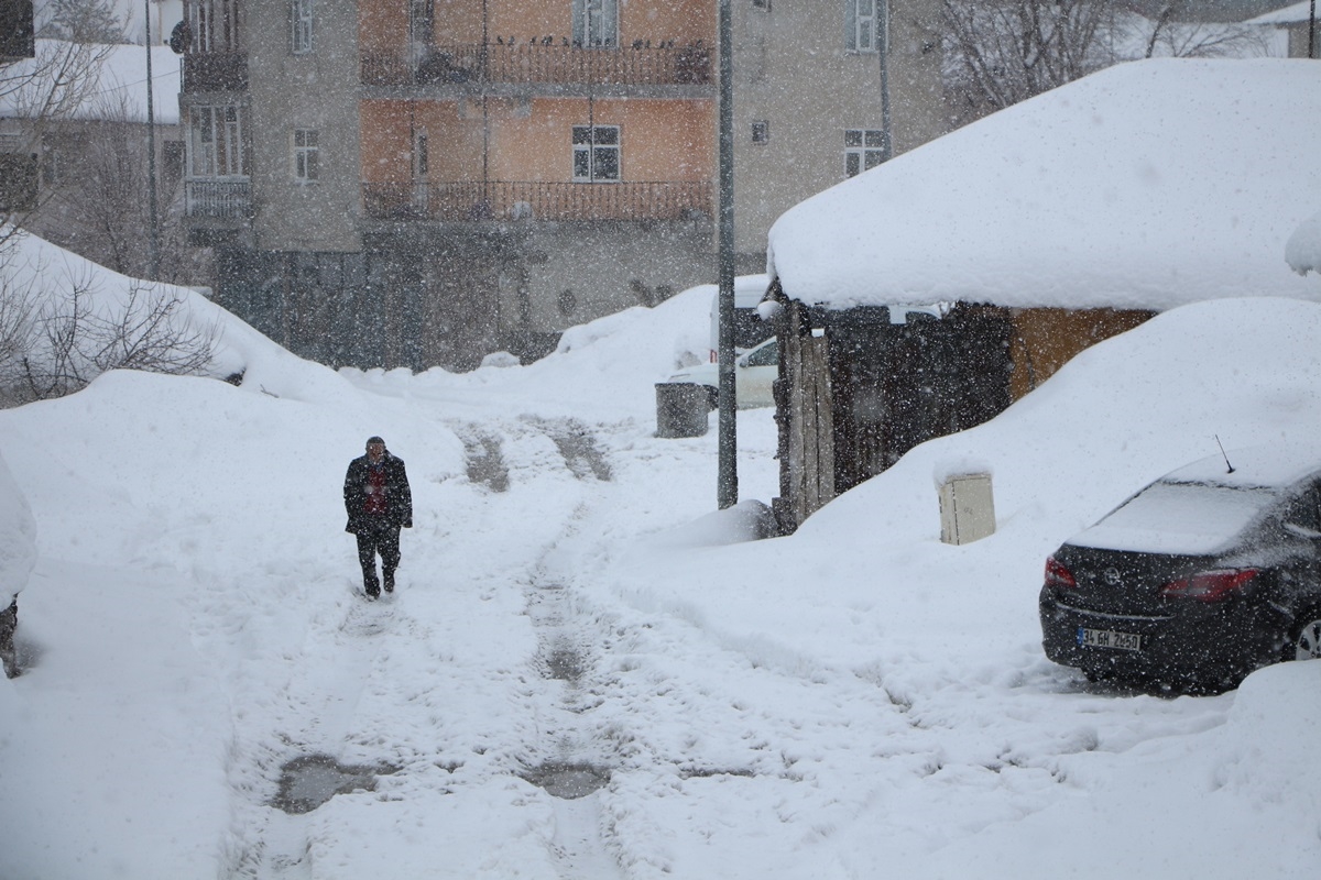 Bingöl Karlıova'da yoğun yağışla evler kara gömüldü