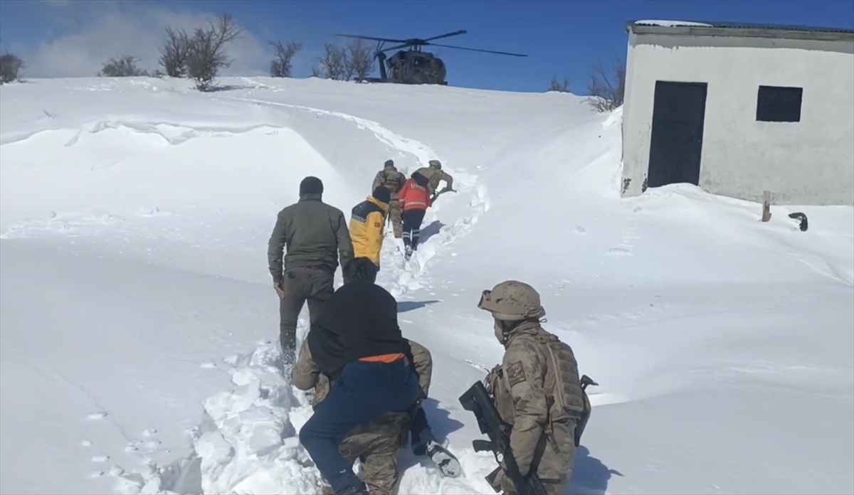 Bingöl'de jandarma kanser hastasını helikoptere kadar sırtında taşıdı