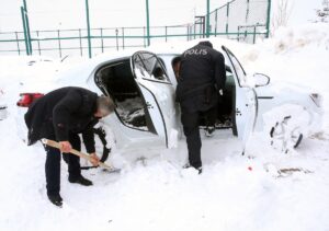 BİTLİS (AA) – Bitlis'te dağ yamacındaki öğretmenevinin bahçesine düşen çığda