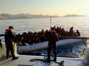 MUĞLA (AA) – Muğla'nın Bodrum ilçesi açıklarında 4 lastik bottaki