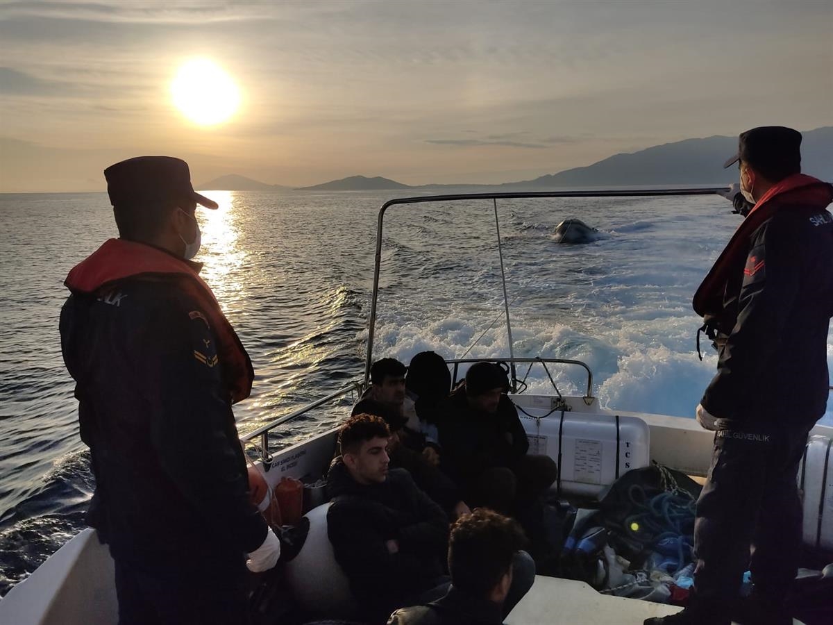 Bodrum açıklarında lastik bottaki 8 düzensiz göçmen kurtarıldı