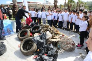 - Yaklaşık 2 saat süren çalışmada 1 tona yakın atık