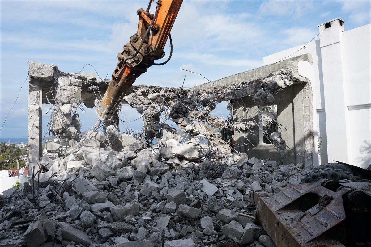 Bodrum'da kaçak yapı ve iskelelerin yıkımı sürüyor