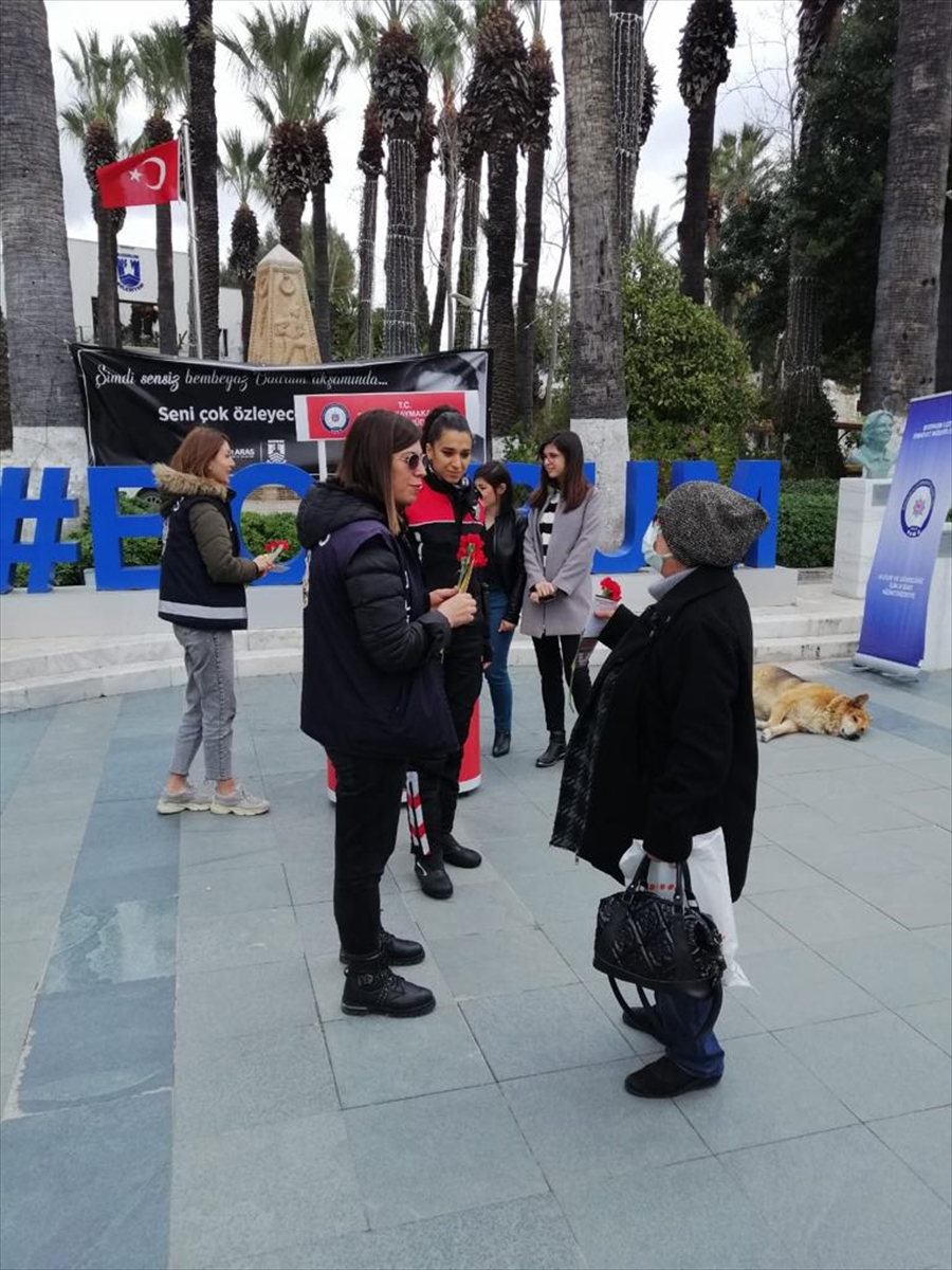 Bodrum'da polis ekipleri kadınlara çiçek dağıtarak KADES uygulamasını anlattı