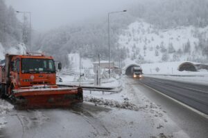 - Anadolu Otoyolu ve D-100 kara yolunda ulaşımda aksama yaşanmazken,
