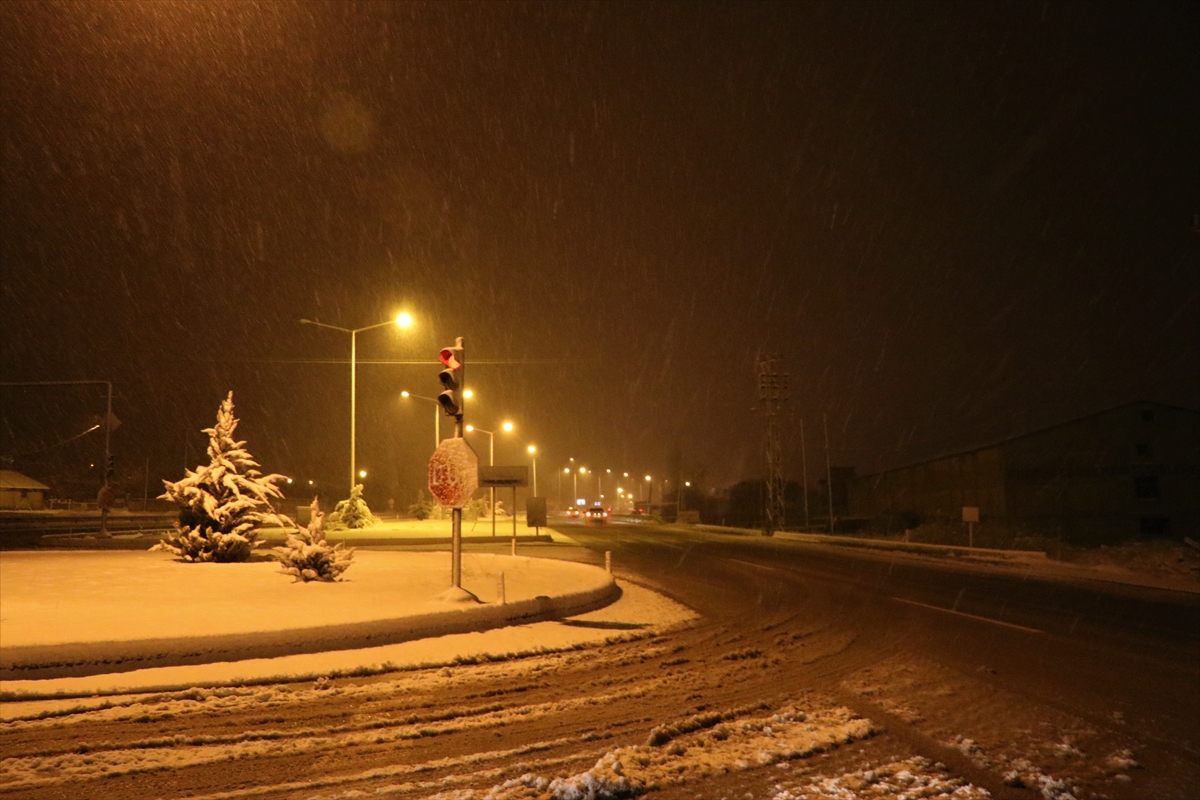 Burdur'da kar yağışı etkili oluyor