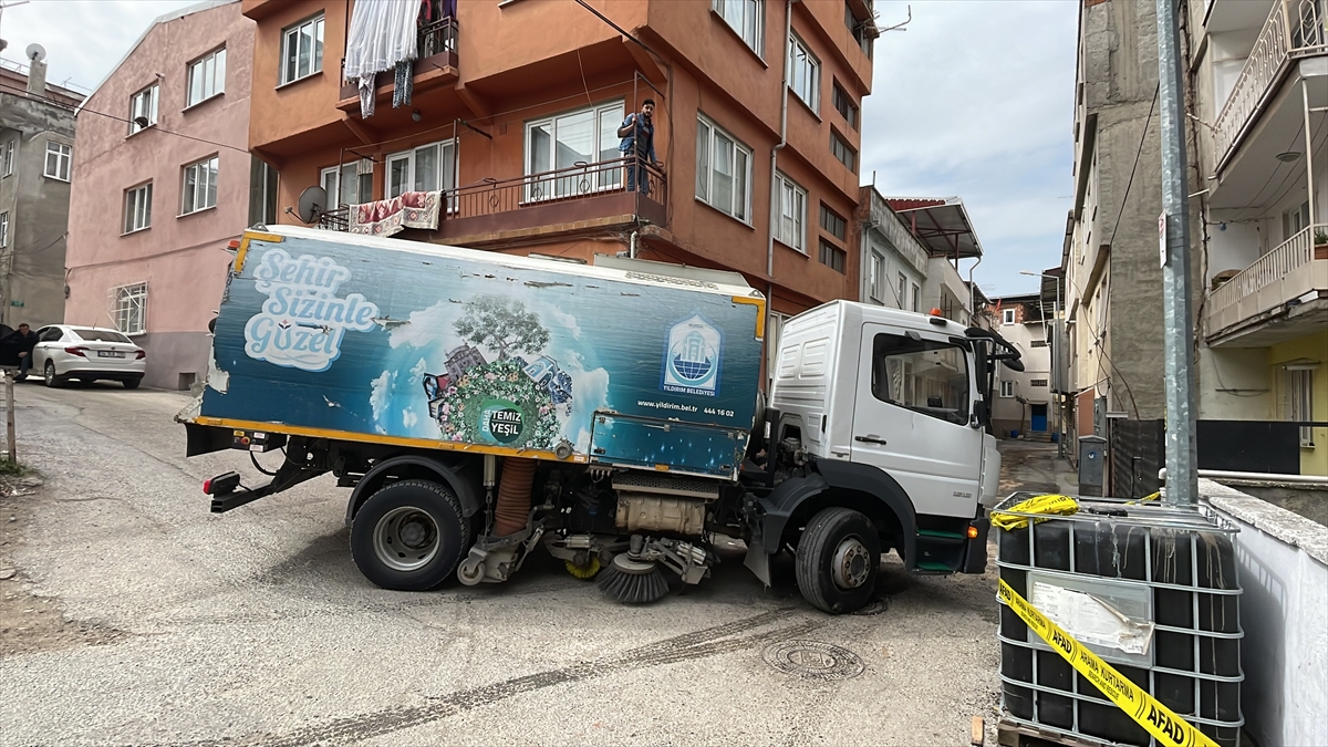 Bursa'da bir tanktan sokağa sızan yanıcı kimyasal madde temizlendi