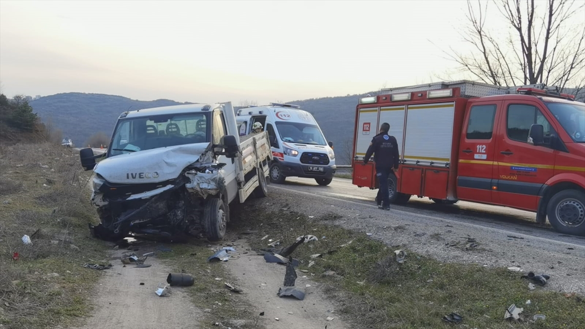 Bursa'da otomobil ile kamyonet çarpıştı, 1'i ağır 2 kişi yaralandı