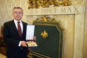 - Nişan tevcihi, Vatikan'daki Papalık Sarayı'nda tören eşliğinde gerçekleştirildi