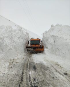 HAKKARİ (AA) – Çığ düşmesi sonucu kapanan Hakkari'nin Yüksekova-Dağlıca kara