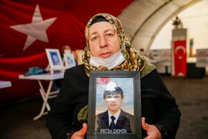 DİYARBAKIR (AA) – Dağa kaçırılan çocuklarına kavuşmak için HDP İl