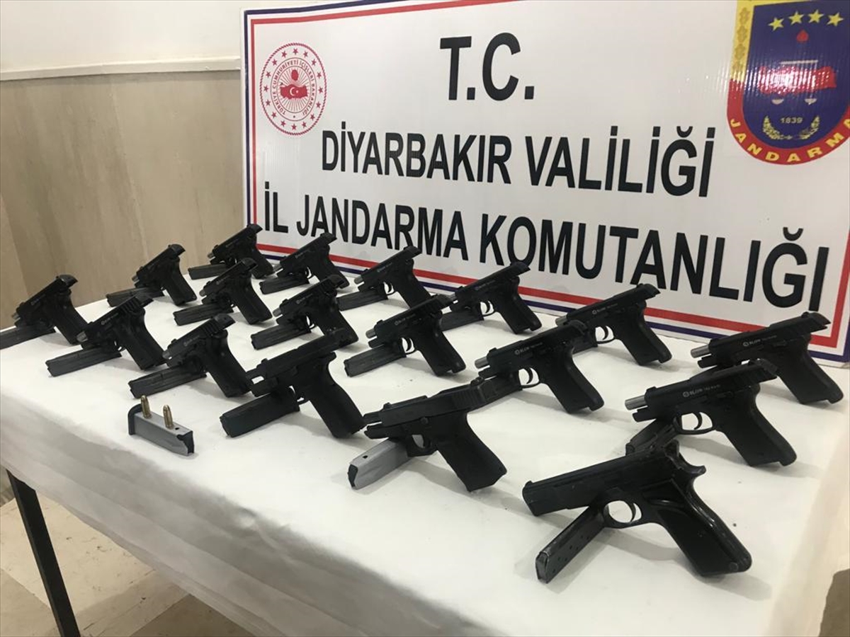 Diyarbakır'da 18 ruhsatsız tabanca ele geçirildi, 4 zanlı tutuklandı