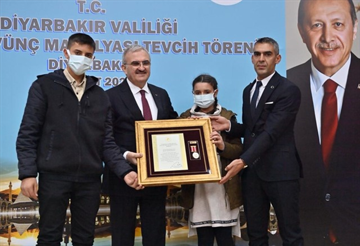 Diyarbakır'da şehit ailelerine Devlet Övünç Madalyası ve Beratı verildi