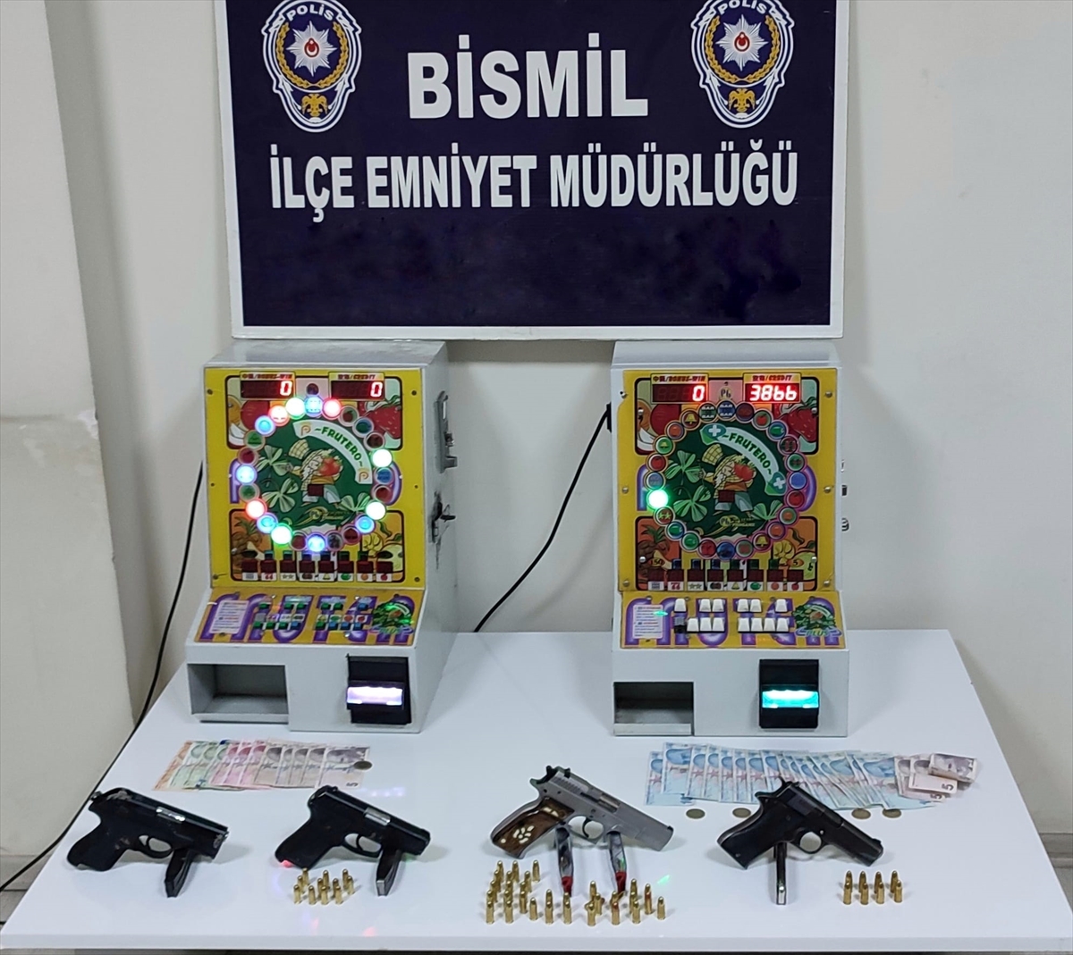 Diyarbakır'daki uygulamada yakalama kararı bulunan 8 kişi gözaltına alındı