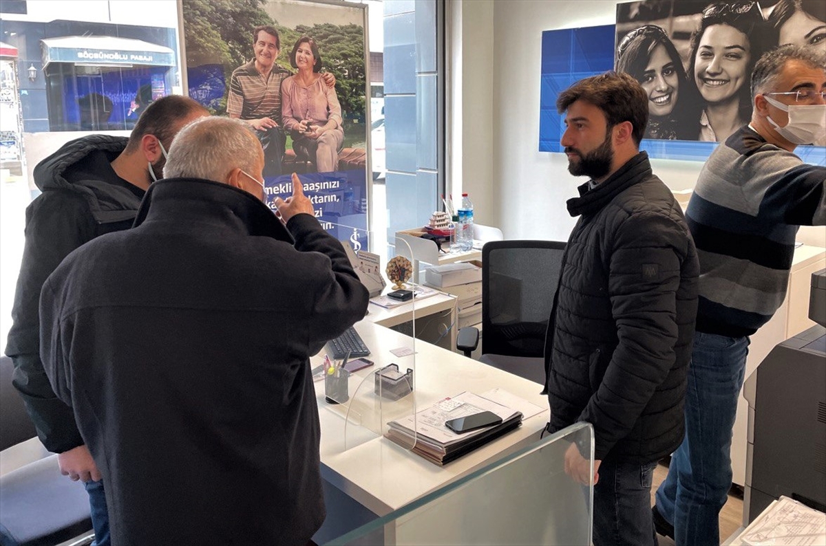 Dolandırıcıya para göndermek için polisi arayınca dolandırılmaktan kurtarıldı