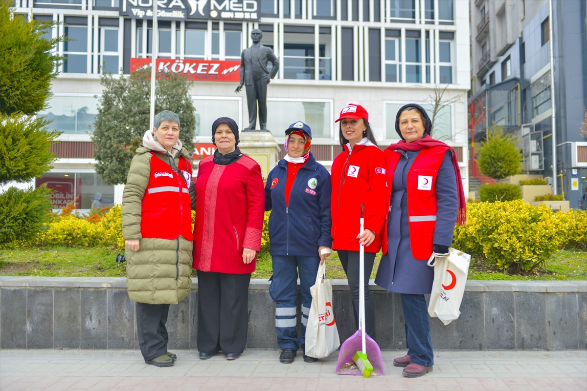 Kadın temizlik işçilerinin gününü sokakları temizleyerek kutladılar