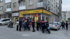 EDİRNE (AA) – Edirne'de bıçakla yaralanan büfeci hastaneye kaldırılırken, şüphelinin