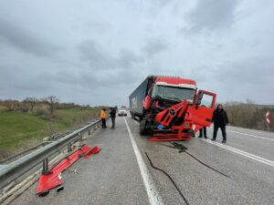 EDİRNE (AA) – Edirne'de iki tırın karıştığı kaza nedeniyle sınır