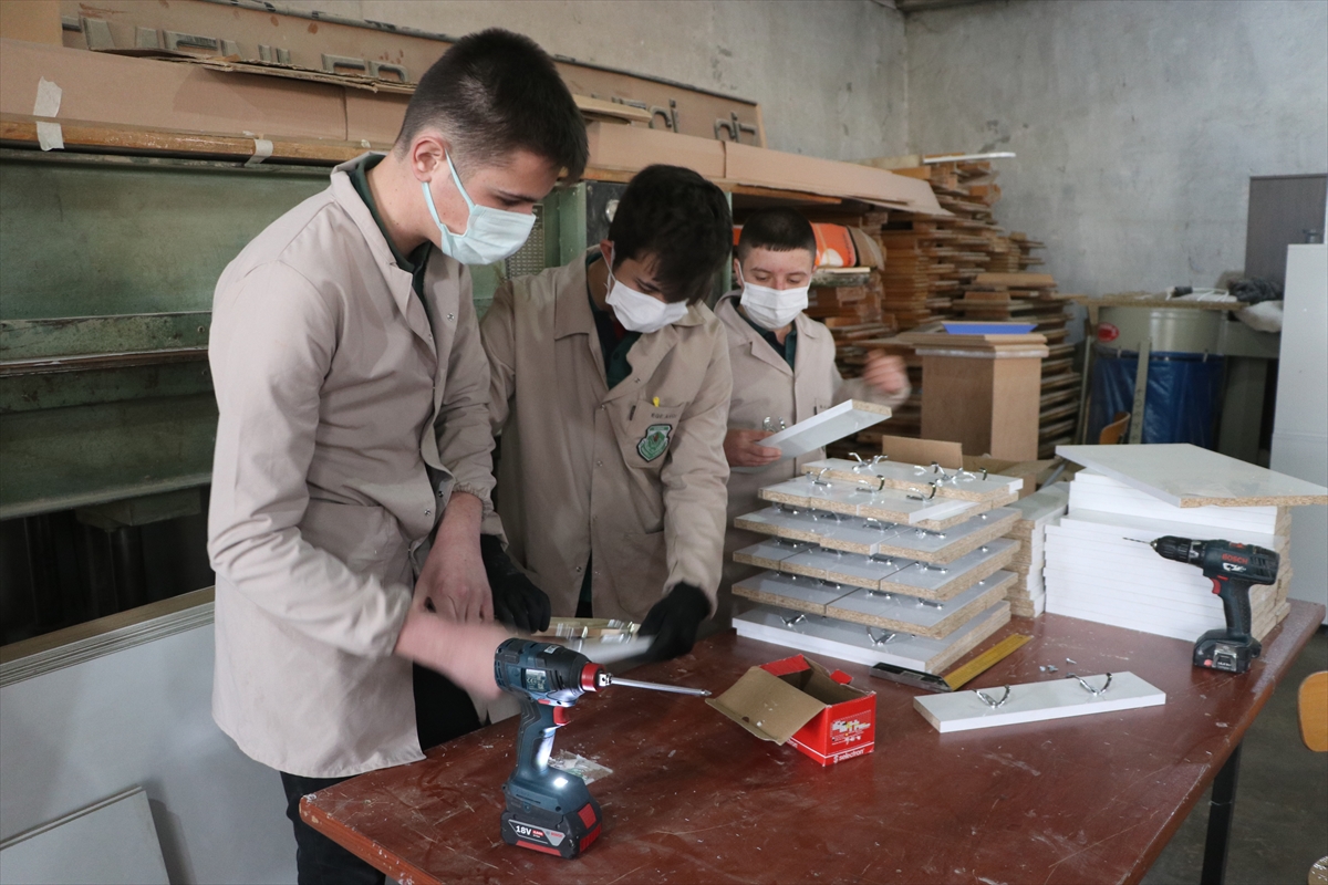 Edirne'de meslek lisesi öğrencileri ders dışı zamanlarda okul mobilyaları üretiyor