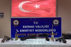 EDİRNE (AA) – Edirne'de polisin 16 adrese düzenlediği eş zamanlı