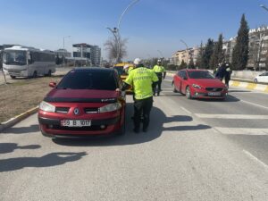 EDİRNE (AA) – Edirne'de trafik denetiminde bazı sürücüler, ceza yememek