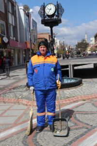 EDİRNE (AA) – Edirne'de temizlik görevlisinin caddeyi süpürürken köpek yavrusunun