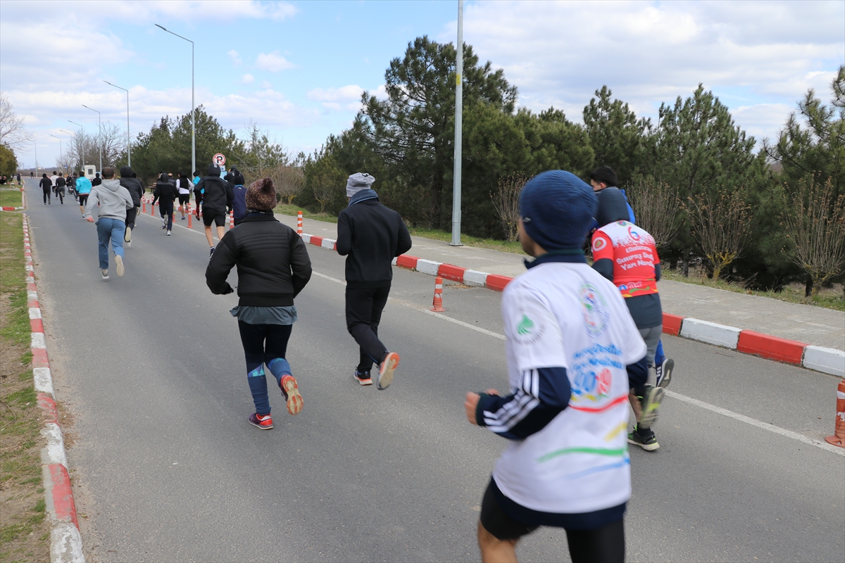 Edirne'de üniversiteliler soğuk havaya aldırış etmeden “Sen de Koşabilirsin” etkinliğine katıldı