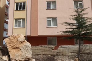 ISPARTA (AA) – Isparta'nın Eğirdir ilçesinde dağdan kopan kaya parçaların