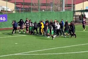 - Karşılaşmada 16 futbolcu ile 2 yöneticiye kırmızı kart çıktı