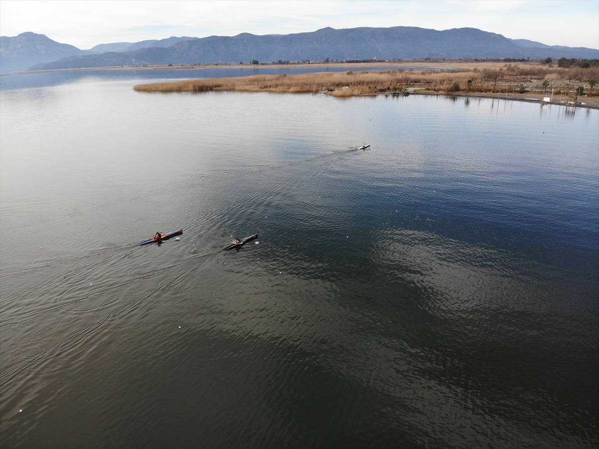 Elverişli iklimiyle Köyceğiz Gölü, kano ve kürek takımlarının tercihi oldu
