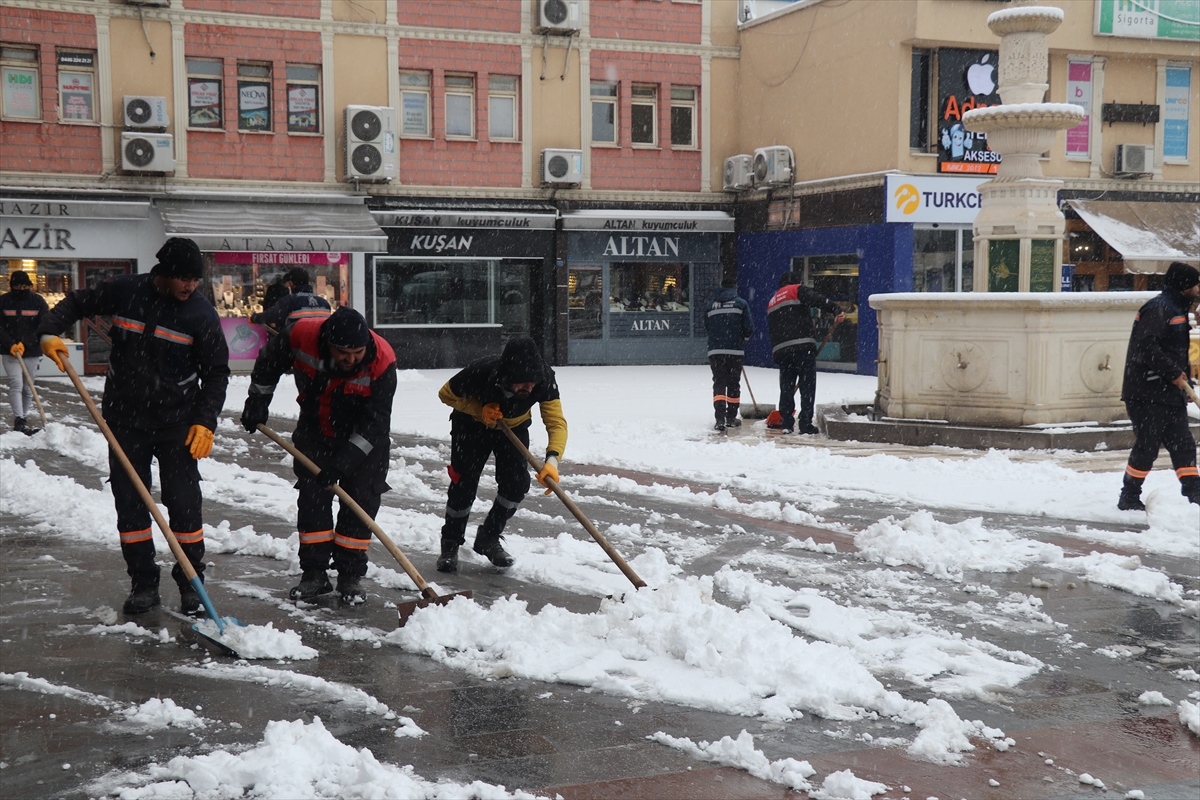 Erzurum, Ardahan, Erzincan, Kars ve Tunceli'de aralıklarla kar etkili oluyor