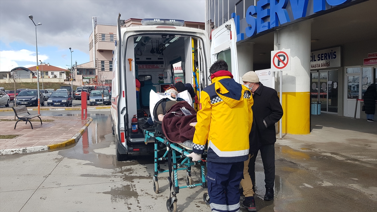 Erzincan'da devrilen minibüsteki 8 kişi yaralandı