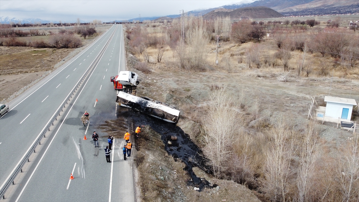 Erzincan'da dorsesi devrilince çekicisi havaya kalkan tırın sürücüsü yaralandı