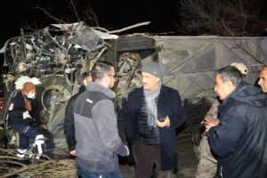 ERZİNCAN (AA) – Erzincan'ın Üzümlü ilçesinde yolcu otobüsünün devrilmesi sonucu