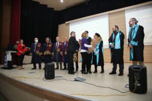 ERZURUM (AA) – Erzurum Şehir Hastanesinde, akademik çalışmalarını tamamlayarak doçentliğe